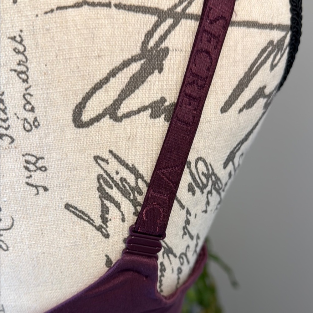 EUC Victorias Secret Elegant Purple Lace Bra - 38D​​ - Picture 4 of 9
